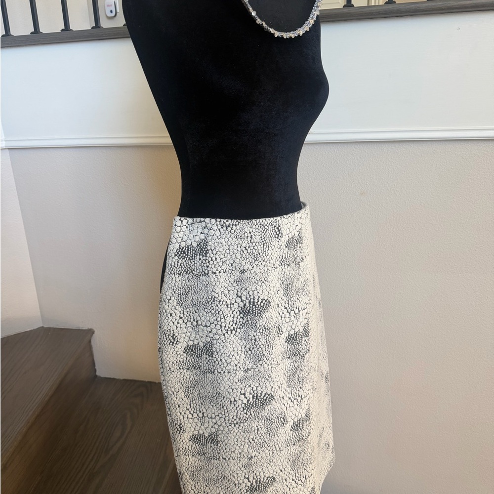 Black and White 3D Patterned Pencil Skirt - Picture 2 of 3